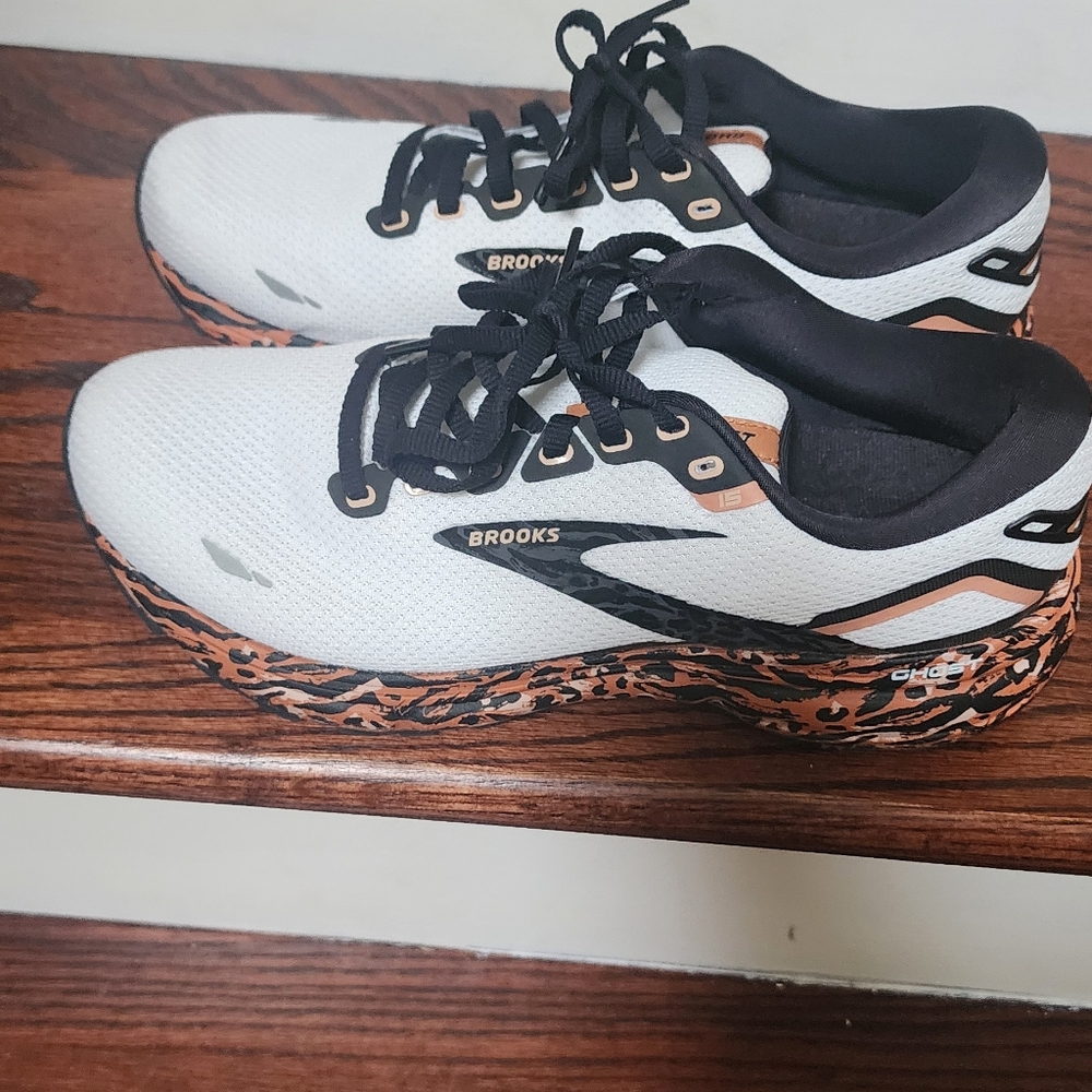 Brooks tennis shoes